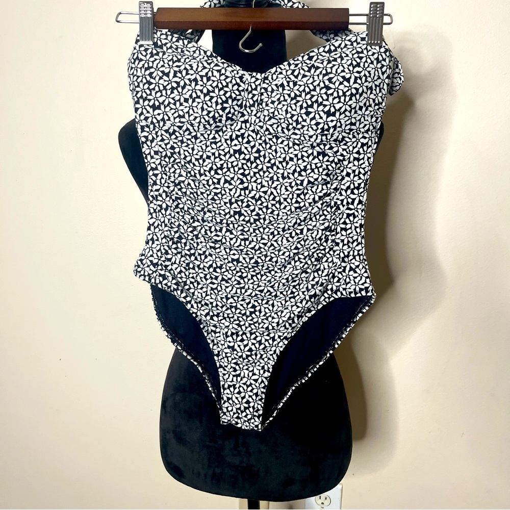 Nip Tuck Women’s Black/White Floral Halter One Piece Full Coverage Swimsuit Sz 6